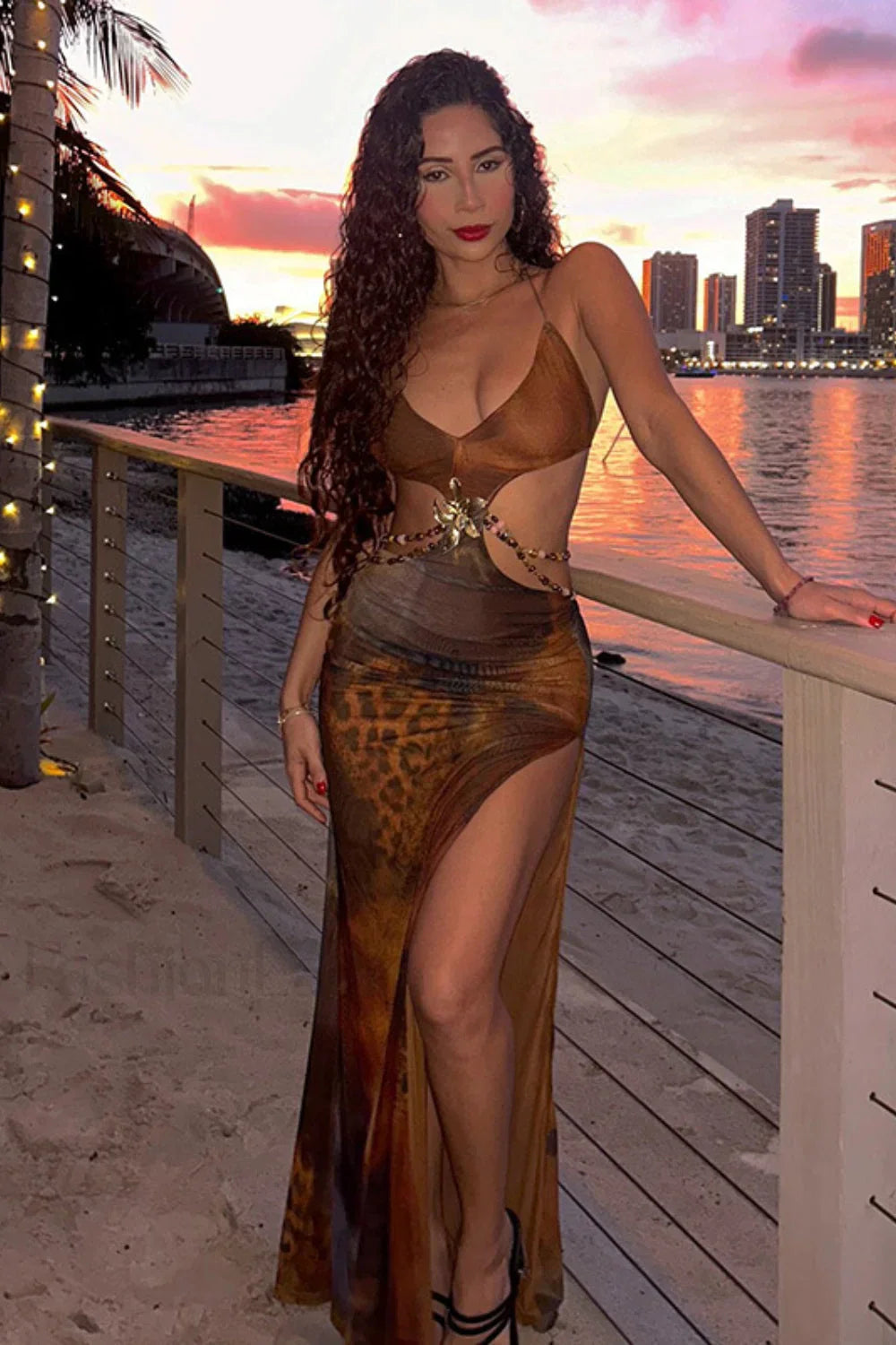 فستان ماكسي بودي كون بياقة V وشق جانبي